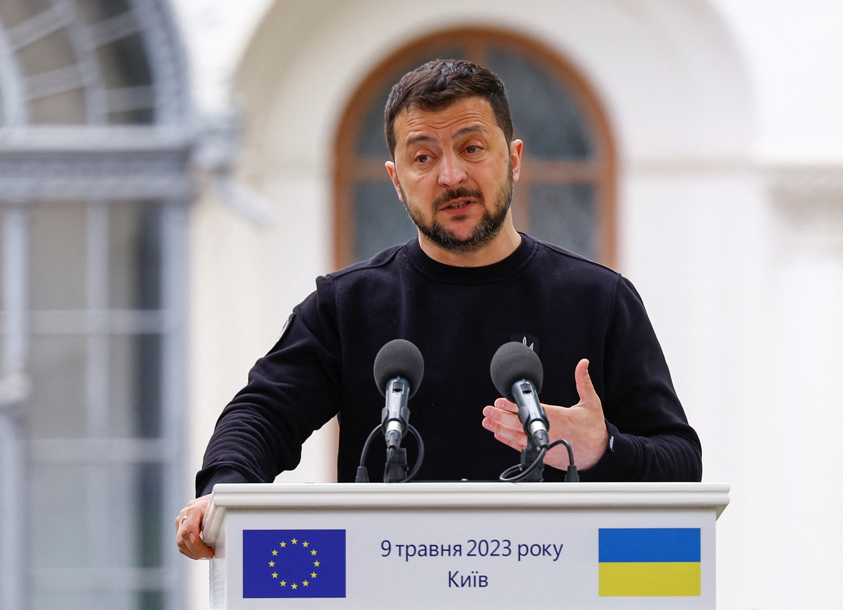 Zelenskyy says armored vehicles save lives, so he will wait for them to arrive. /Valentyn Ogirenko/Reuters