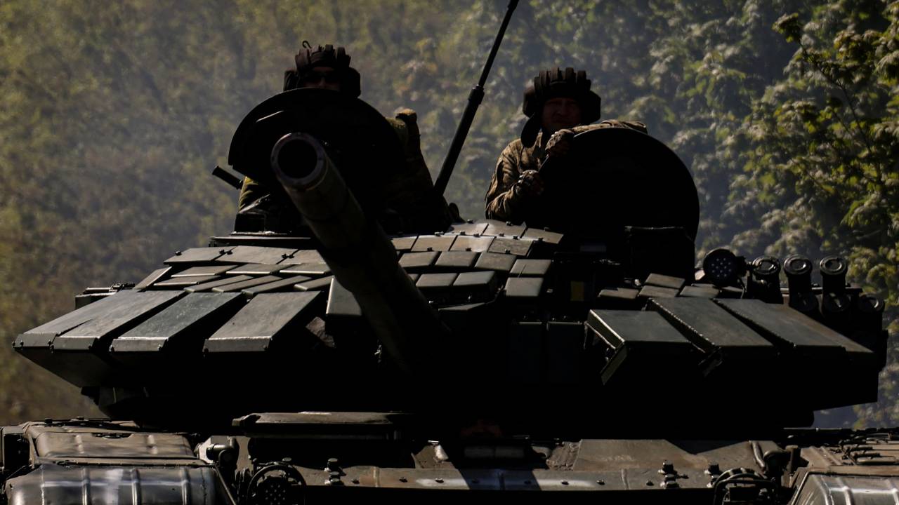 Ukrainian servicemen ride atop a tank on a road to the frontline town of Bakhmut. /Sofiia Gatilova/Reuters