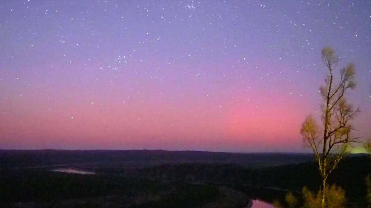 Destellos de luz rosa-roja eran visibles sobre el cielo de Mohe.  /CGTN