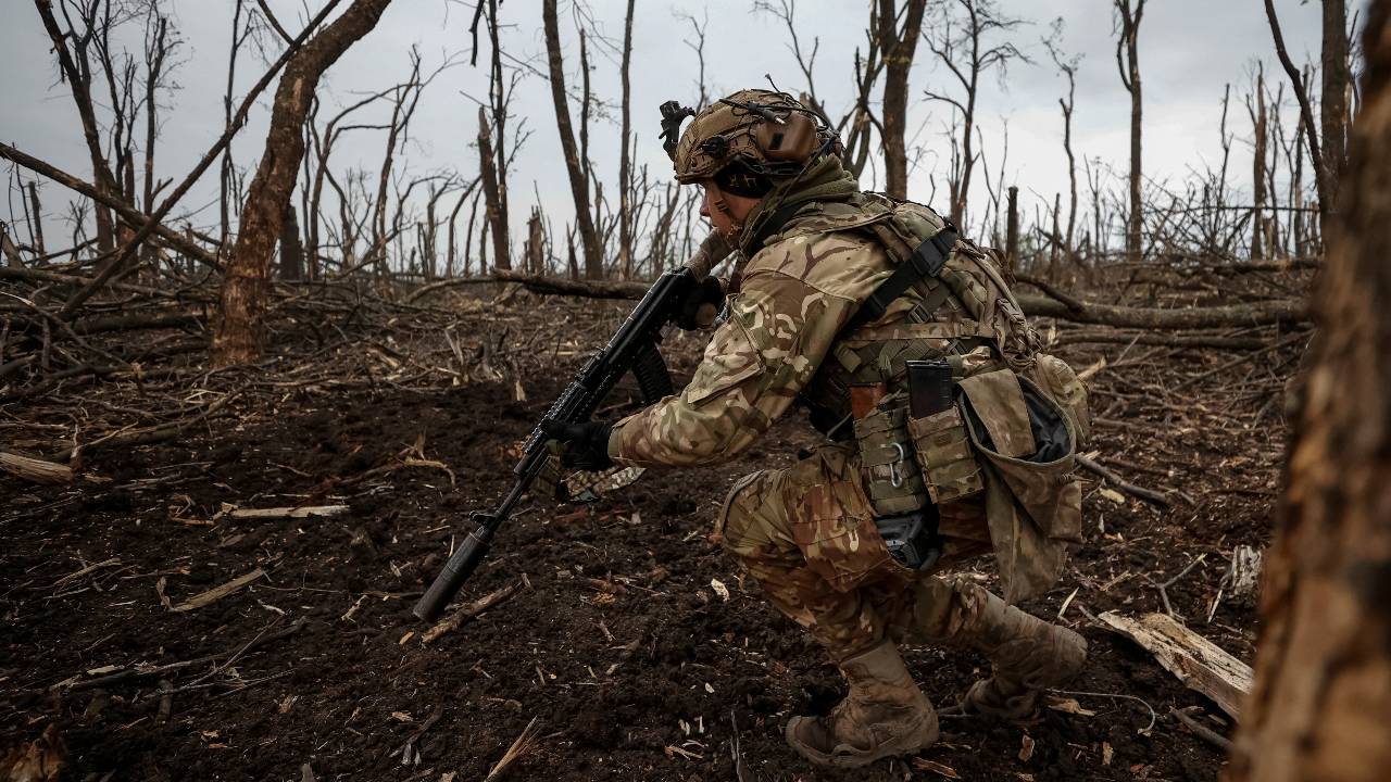 A Ukrainian serviceman checks Russian positions near the frontline city of Bakhmut. /Serhii Nuzhnenko/Radio Free Europe/Radio Liberty