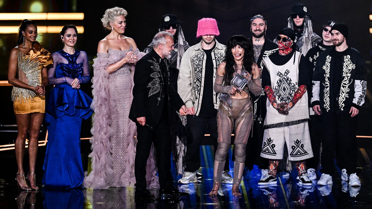 Loreen received the trophy from last year's winners, the eye-popping Ukrainians Kalush Orchestra. /Paul Ellis/AFP
