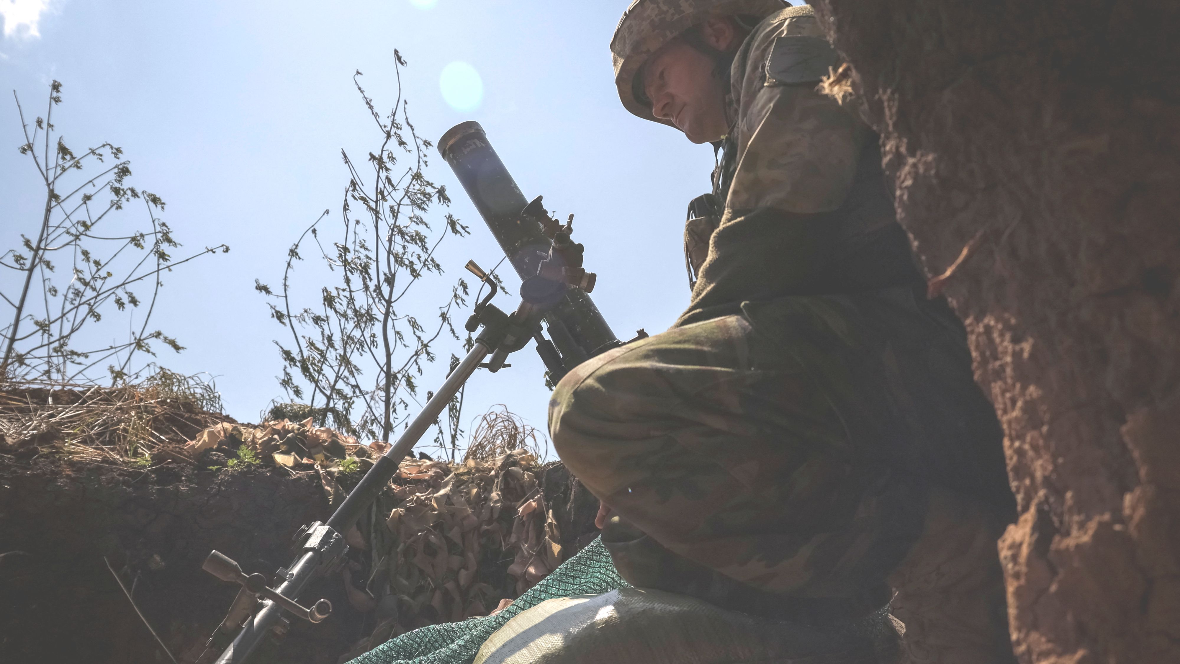 Ukrainian soldiers continue the battle on the Bakhmut frontline./ Sofiia Gatilov /Reuters