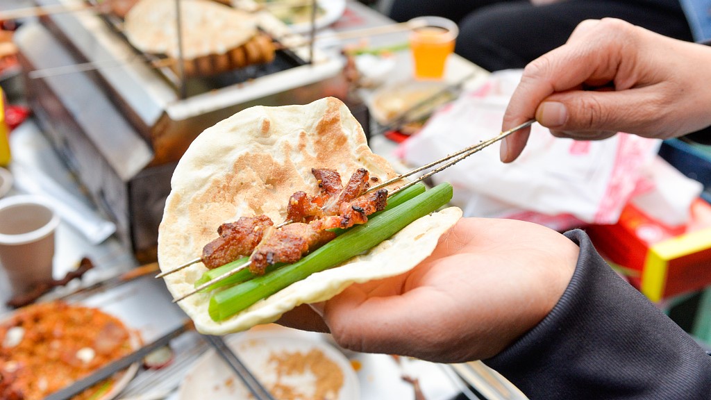 Zibo barbecue typically involves pancakes, skewers and scallion. /CFP