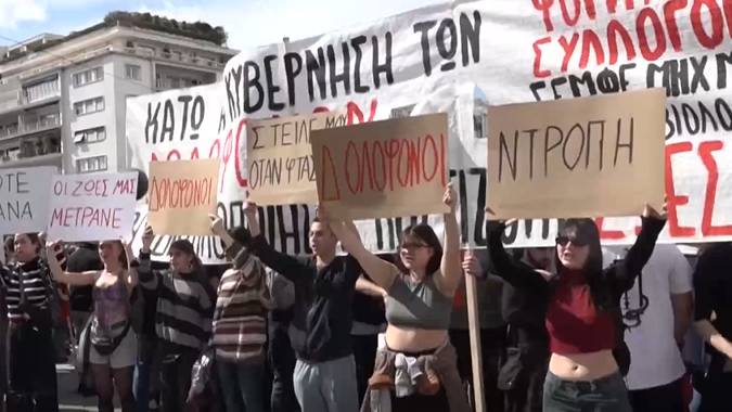 Young protesters demonstrating against the response of Greek authorities to February's deadly train crash in Tempi. /CGTN