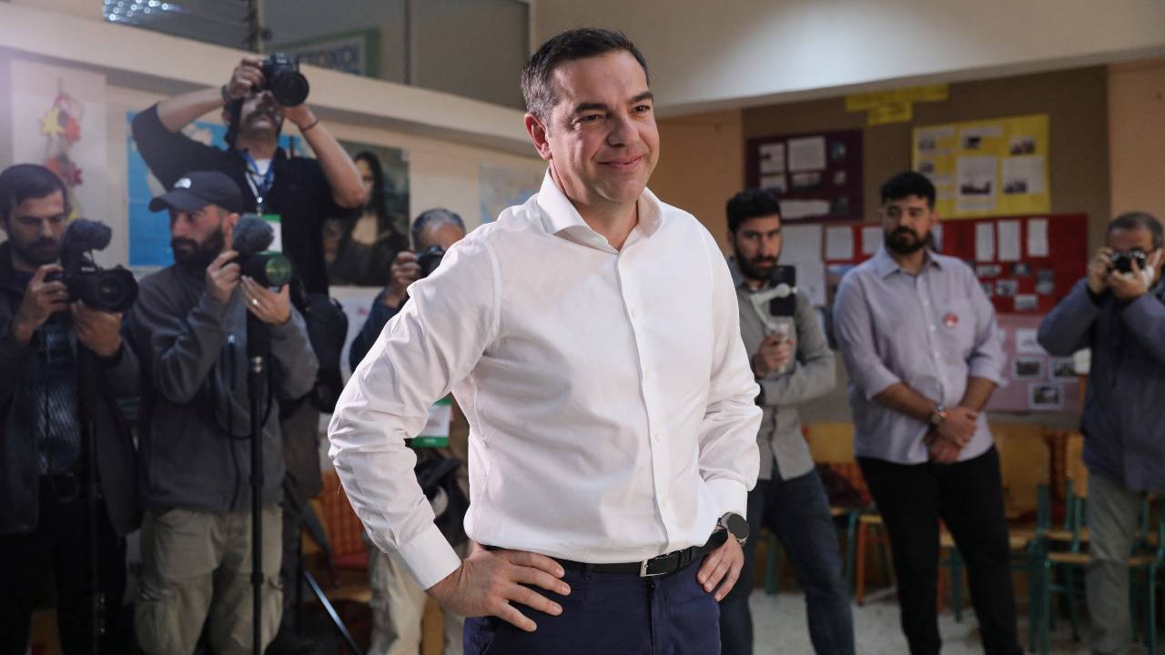 Leftist Syriza party leader Alexis Tsipras prepares to vote at a polling station, in Athens. /Elias Marcou/Reuters
