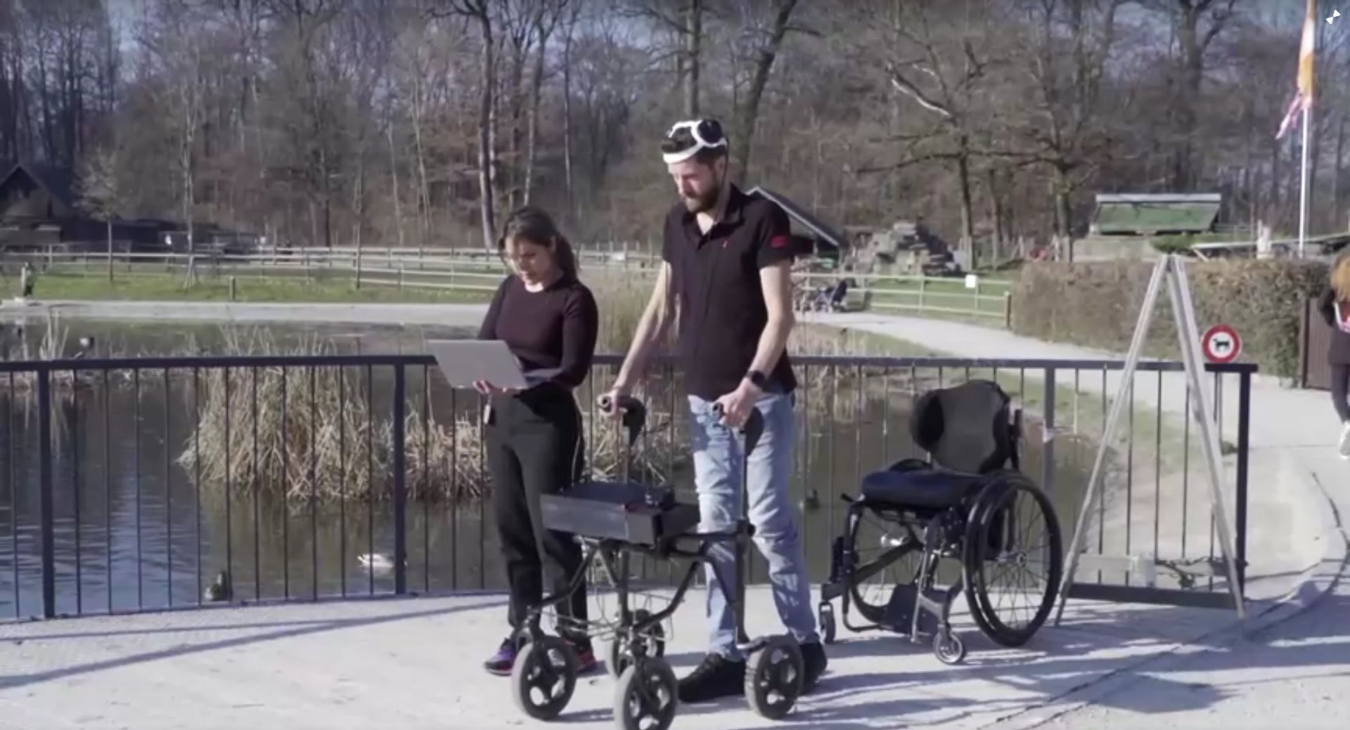 Gert-Jan Oskam 在一次自行车事故中瘫痪后，在过去的 12 年里一直坐在轮椅上，但开创性的手术使他能够在助行器的帮助下再次行走。  /路透社