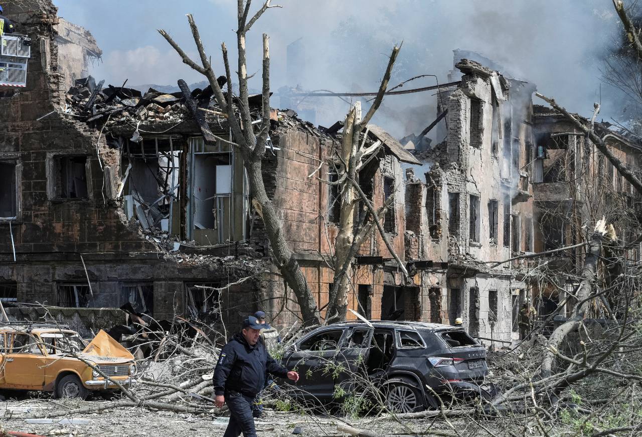Rescuers at the site of a clinic heavily destroyed by a Russian missile strike in Dnipro. /Mykola Synelnykov/Reuters