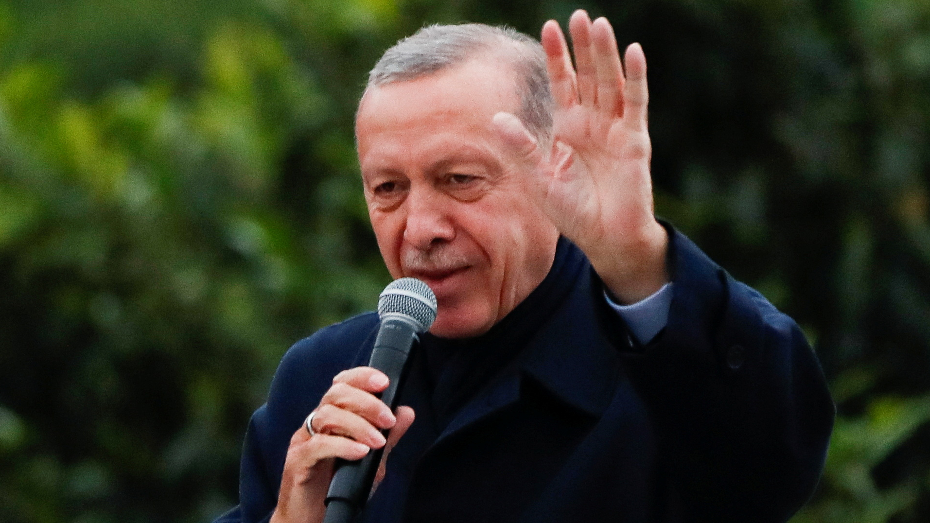 Turkish President Tayyip Erdogan addresses his supporters in Istanbul./ Murad Sezer/Reuters
