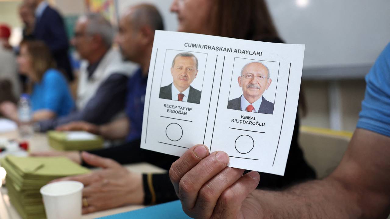 A ballot paper featuring Recep Tayyip Erdogan and Kemal Kilicdaroglu at a polling station in Ankara./ Adem Altan/AFP