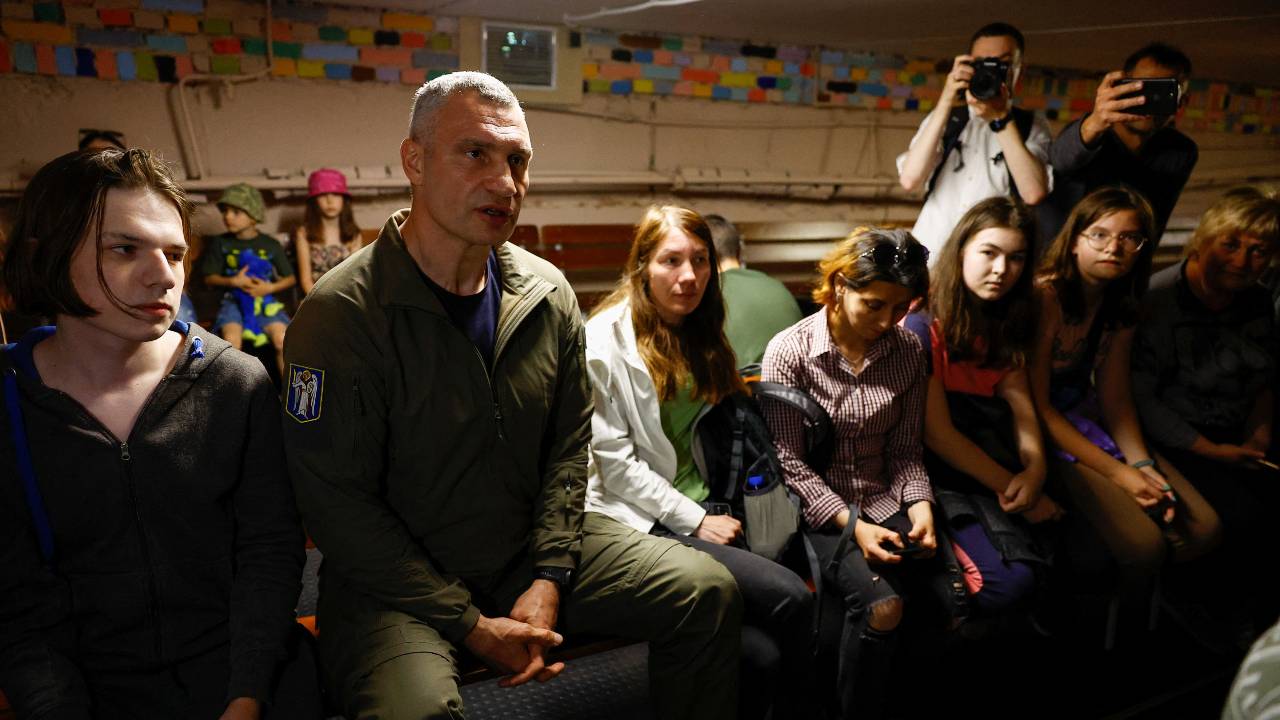 Mayor of Kyiv Vitali Klitschko takes cover inside shelter with local residents during an air raid alert in Kyiv. /Valentyn Ogirenko/Reuters
