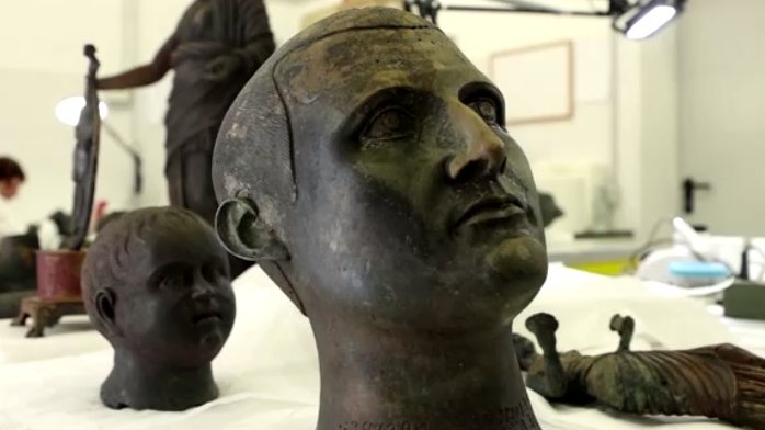 Questo mese sarà esposta in Italia una collezione di antiche statue in bronzo trovate da un ex netturbino.  / Ludovico Salerno / Reuters