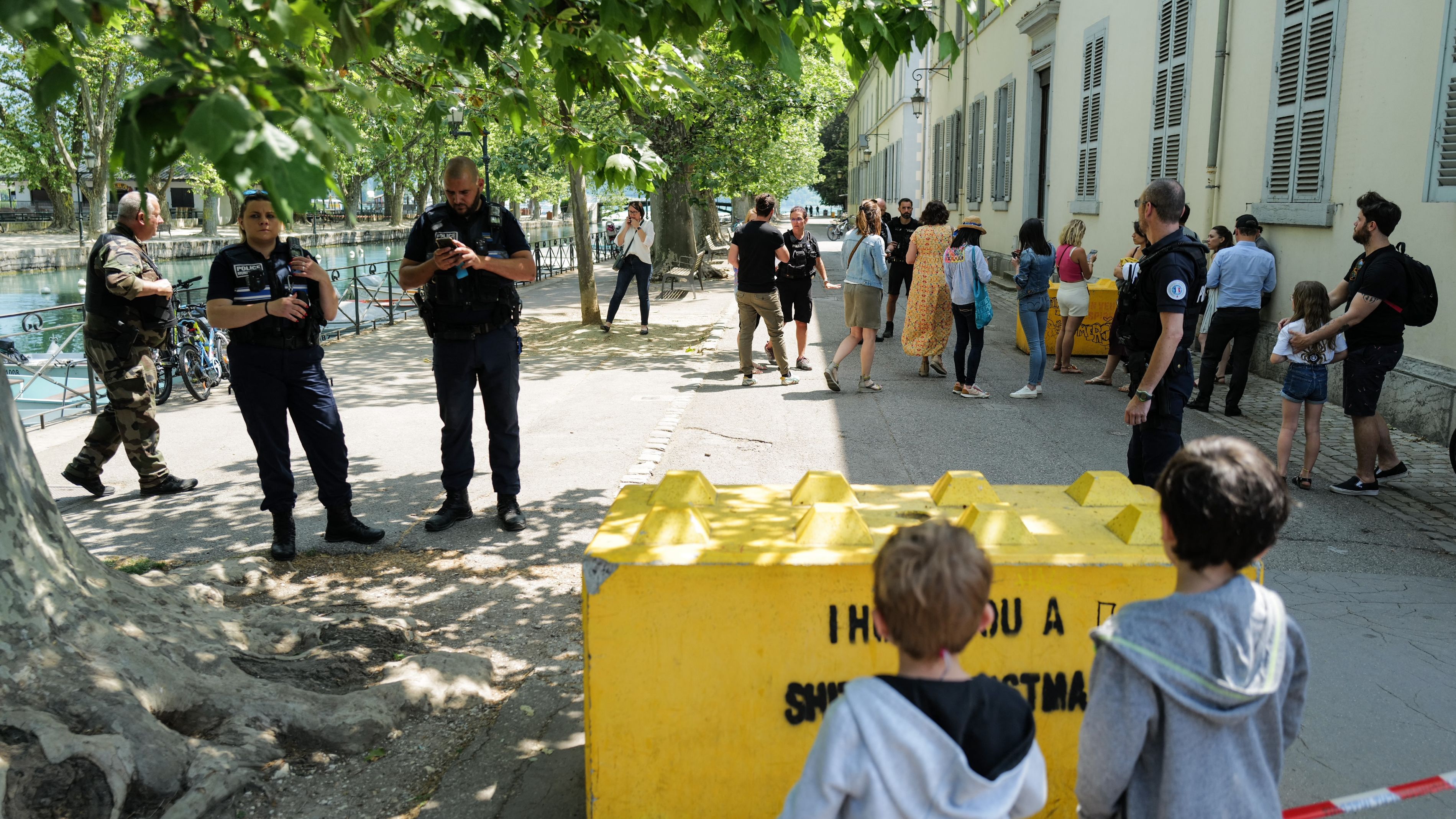 French police maintain a secure cordon in Annecy after the attack./ Olivier Chassignole/AFP