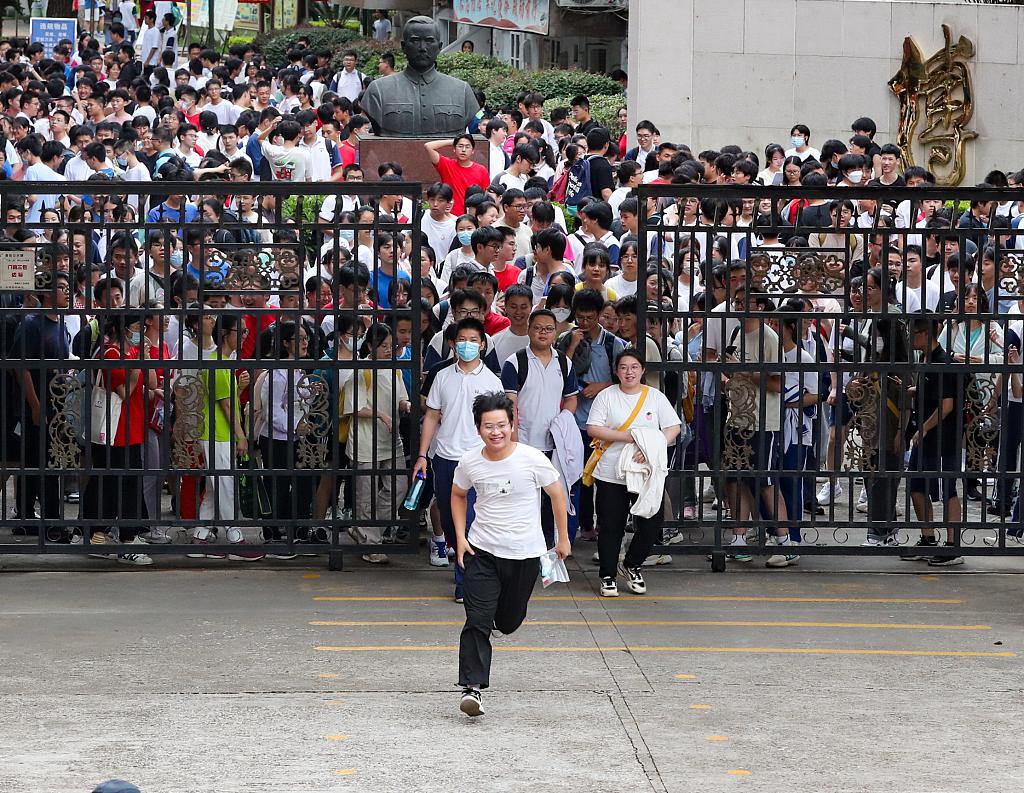 Students run out of a venue after the first day's exam on June 7, 2023. /CFP
