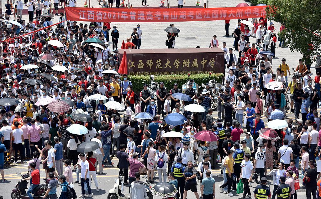 Well-wishers wait outside the exam venue during the Gaokao in 2021. /CFP