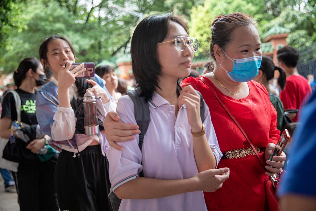 Nervous parents wait outside a Gaokao exam venue in 2020. /CFP