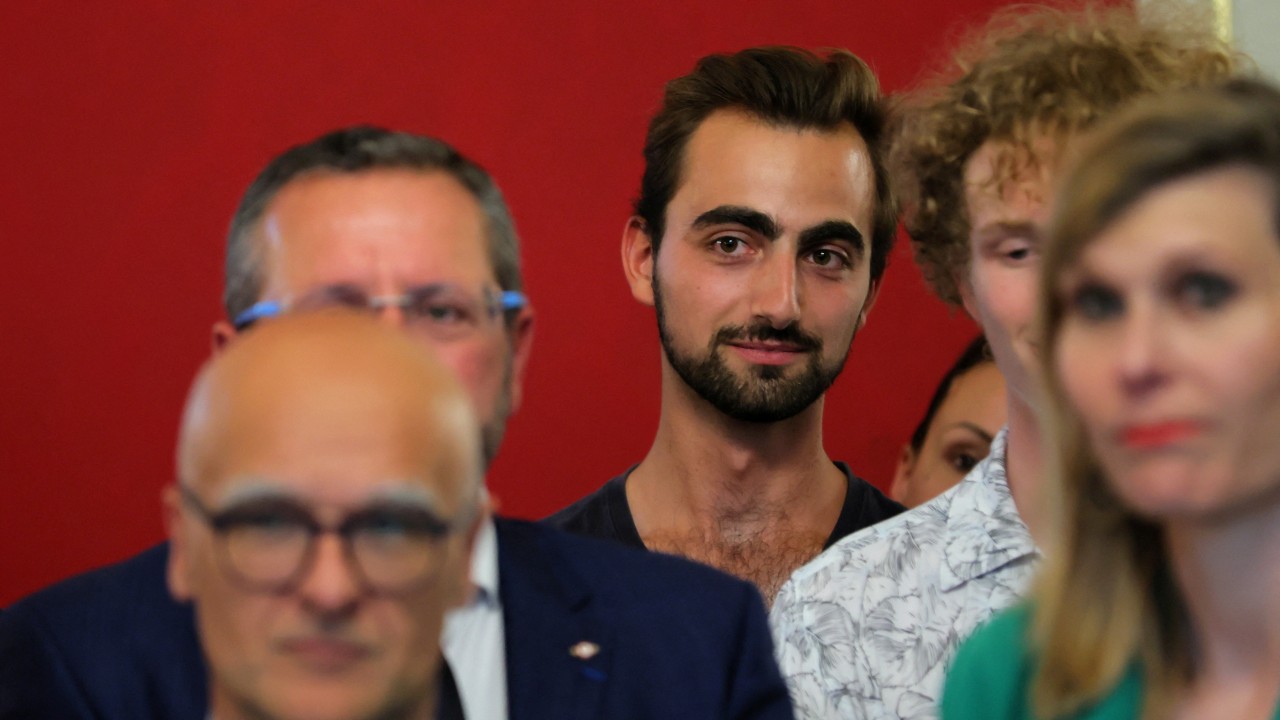 'Backpack hero' Henri listens to the Macron during a meeting at the Haute-Savoie prefecture. /Denis Balibouse/Pool/Reuters