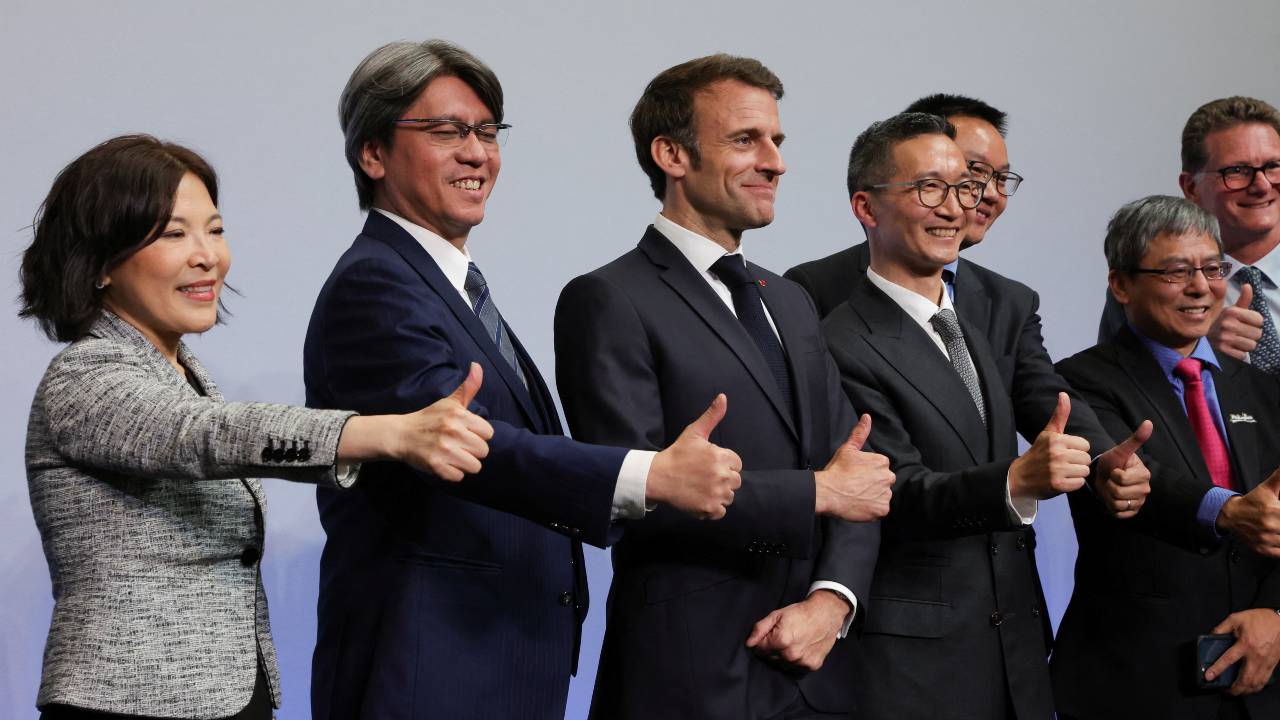 President Emmanuel Macron and ProLogium CEO Vincent Yang pose at France's Dunkirk, the city picked by ProLogium to build a battery gigafactory plant. /Pascal Rossignol/Pool/Reuters