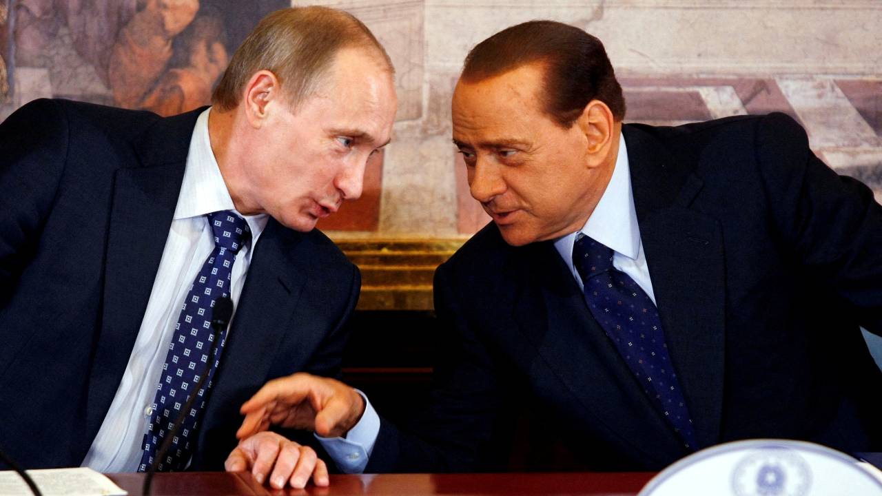Silvio Berlusconi talks with the then Russian Prime Minister Vladimir Putin at a summit in Italy's Gerno in 2010. /Alessandro Garofalo/Reuters