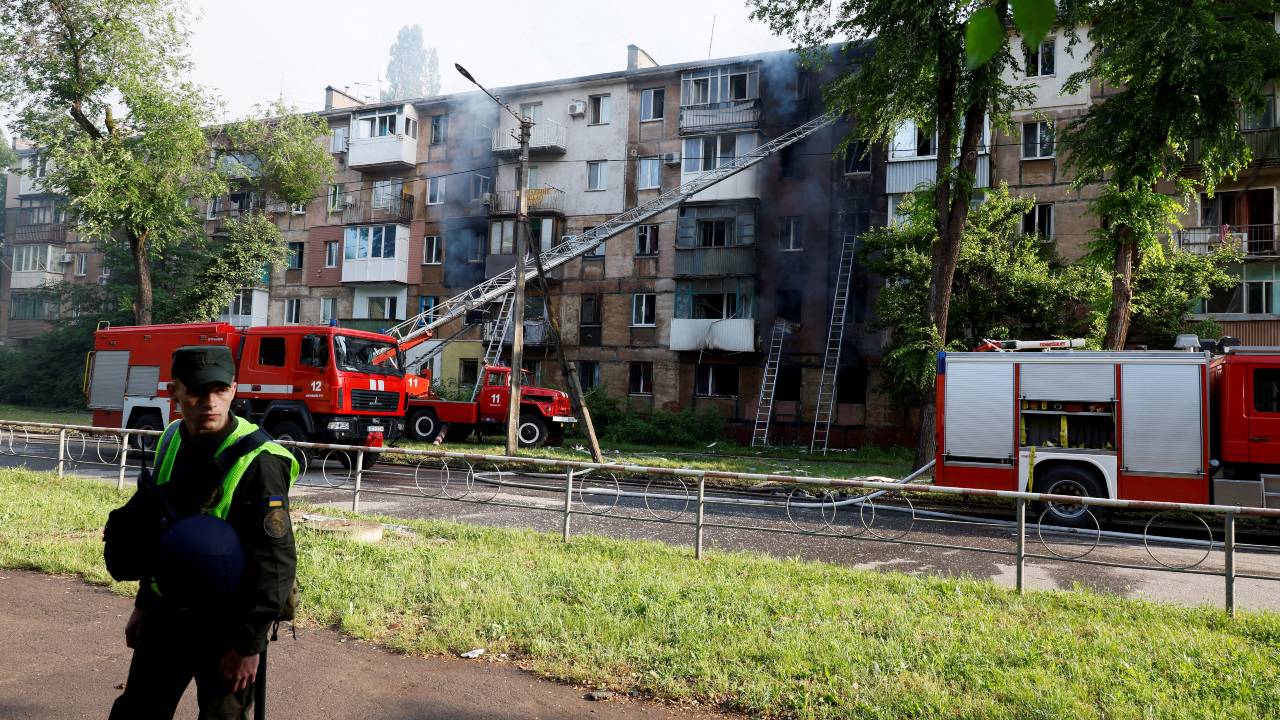 Rescuers outside the site of a deadly Russian missile strike on an apartment building in Kryvyi Rih. /Alina Smutko/Reuters