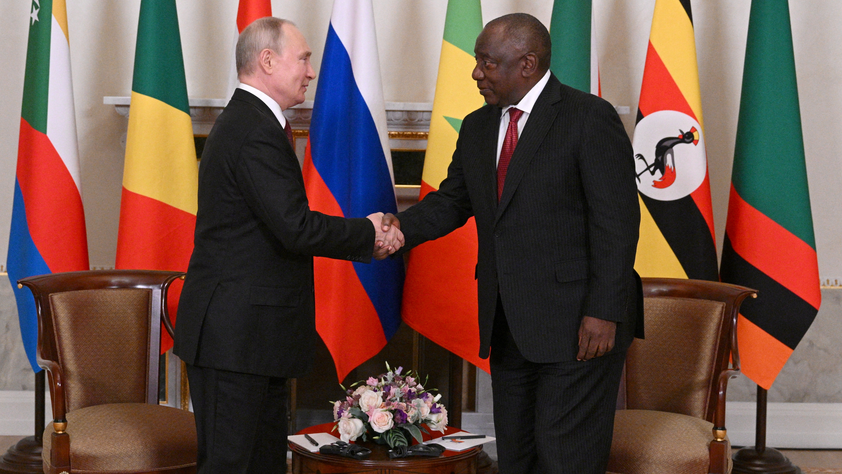 Vladimir Putin and Cyril Ramaphosa met in St Petersburg to discuss peace./ Ramil Sitdikov/RIA Novosti/Reuters