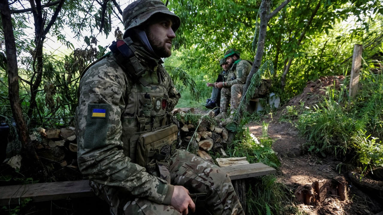 Ukrainian troops are seen on their position at a frontline in Donetsk region, Ukraine. /Anna Kudriavtseva/Reuters