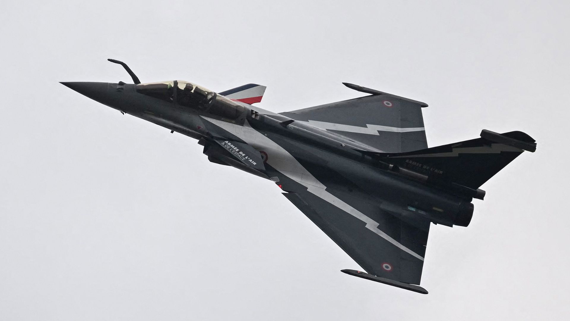 A Dassault Rafale jet fighter was among the military products on display in the first day of the air show. /Emmanuel Dunand/AFP