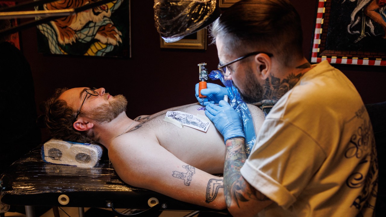 Tattooing at The Rembrandt House Museum in Amsterdam. /Simon Wohlfahrt/AFP
