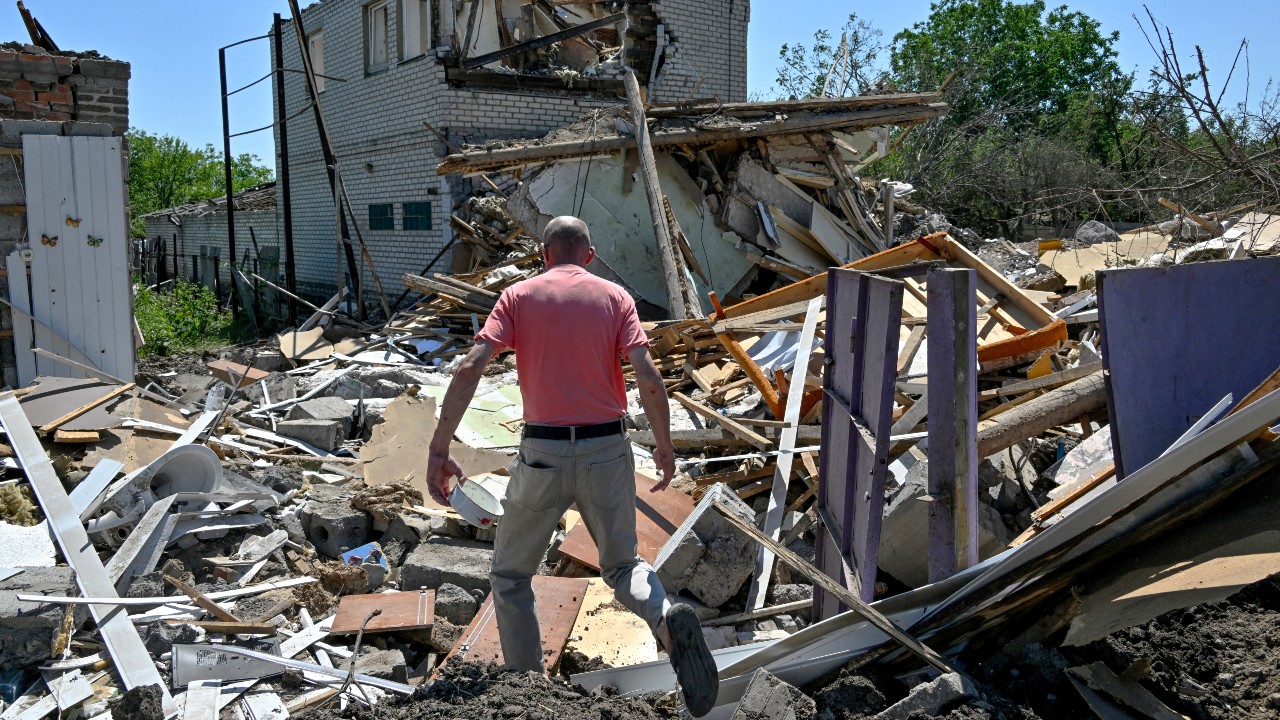 Oleksandr walks amongst the debris of his parents' house in the town of Kramatorsk, Donetsk. /Genya Savilov/AFP