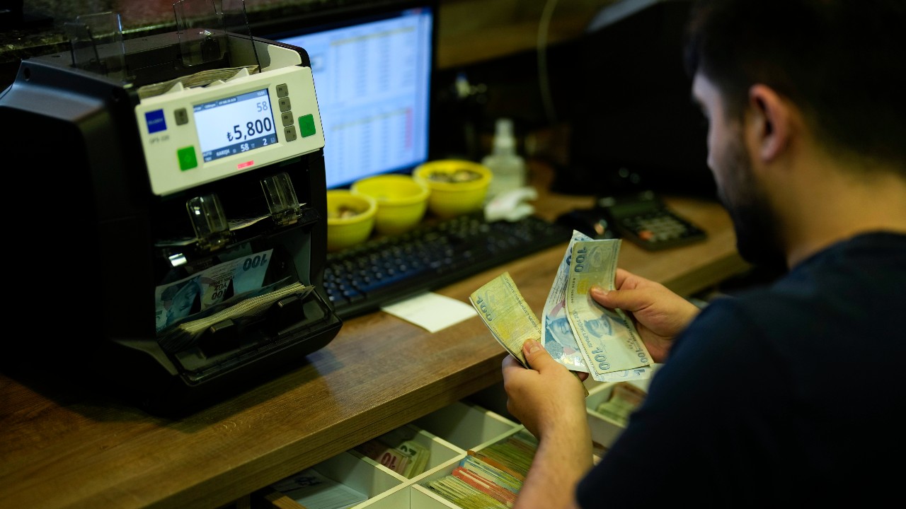 A worker counts Turkish lira banknotes in an exchange currency shop in Istanbul. /Francisco Seco/AP Photo