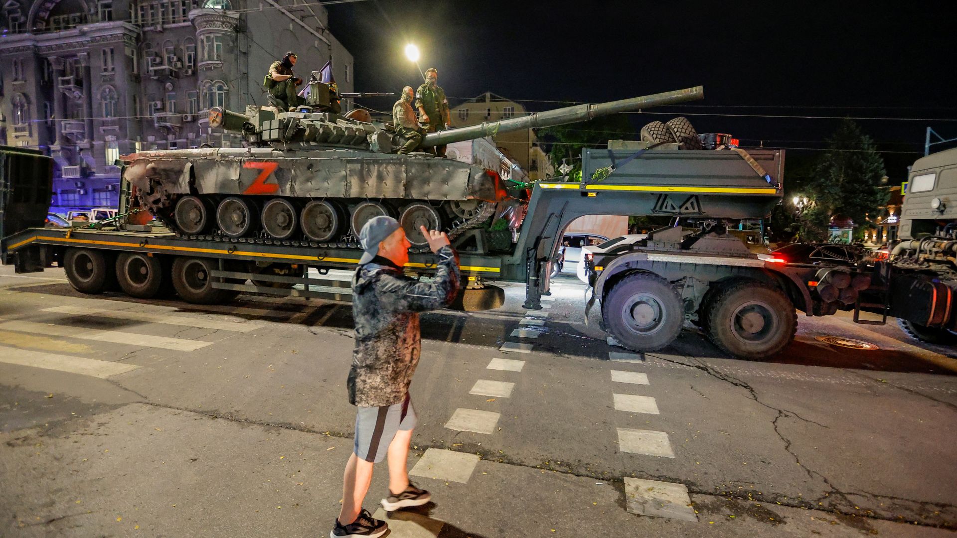 Fighters of Wagner private mercenary group pull out of the headquarters of the Southern Military District to return to base, in the city of Rostov-on-Don./Alexander Ermochenko/Reuters