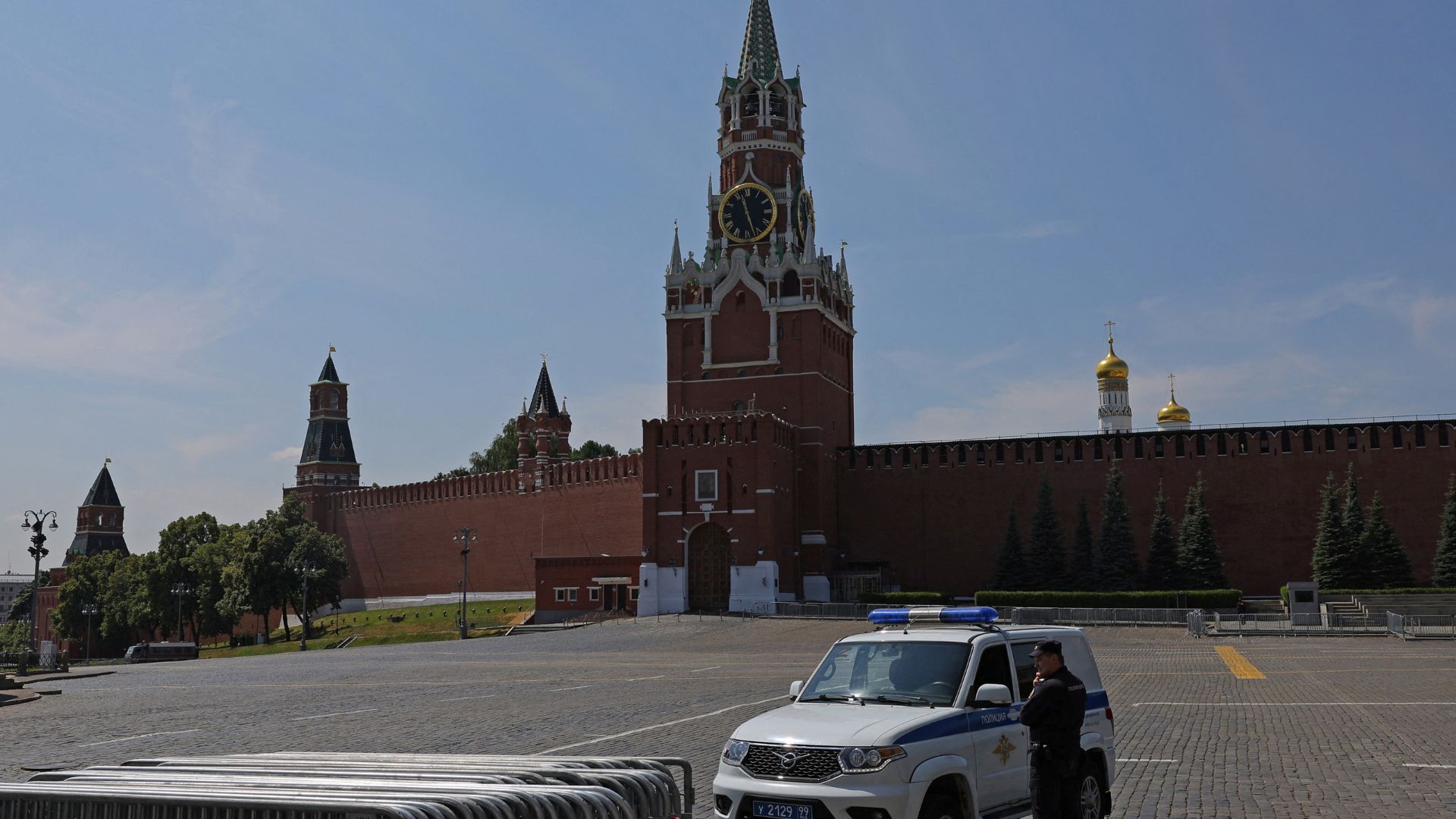 A police officer guards the closed Red Square in Moscow./Evgenia Novozhenina/Reuters