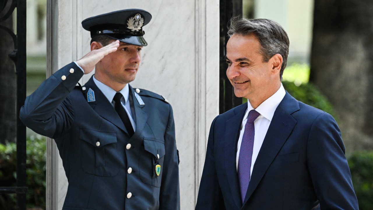 Greek Prime Minister and leader of the New Democracy conservative party, Kyriakos Mitsotakis arrives at the Presidential Palace to receive the government mandate from Greek President Katerina Sakellaropoulou. /Aris Messinis/AFP