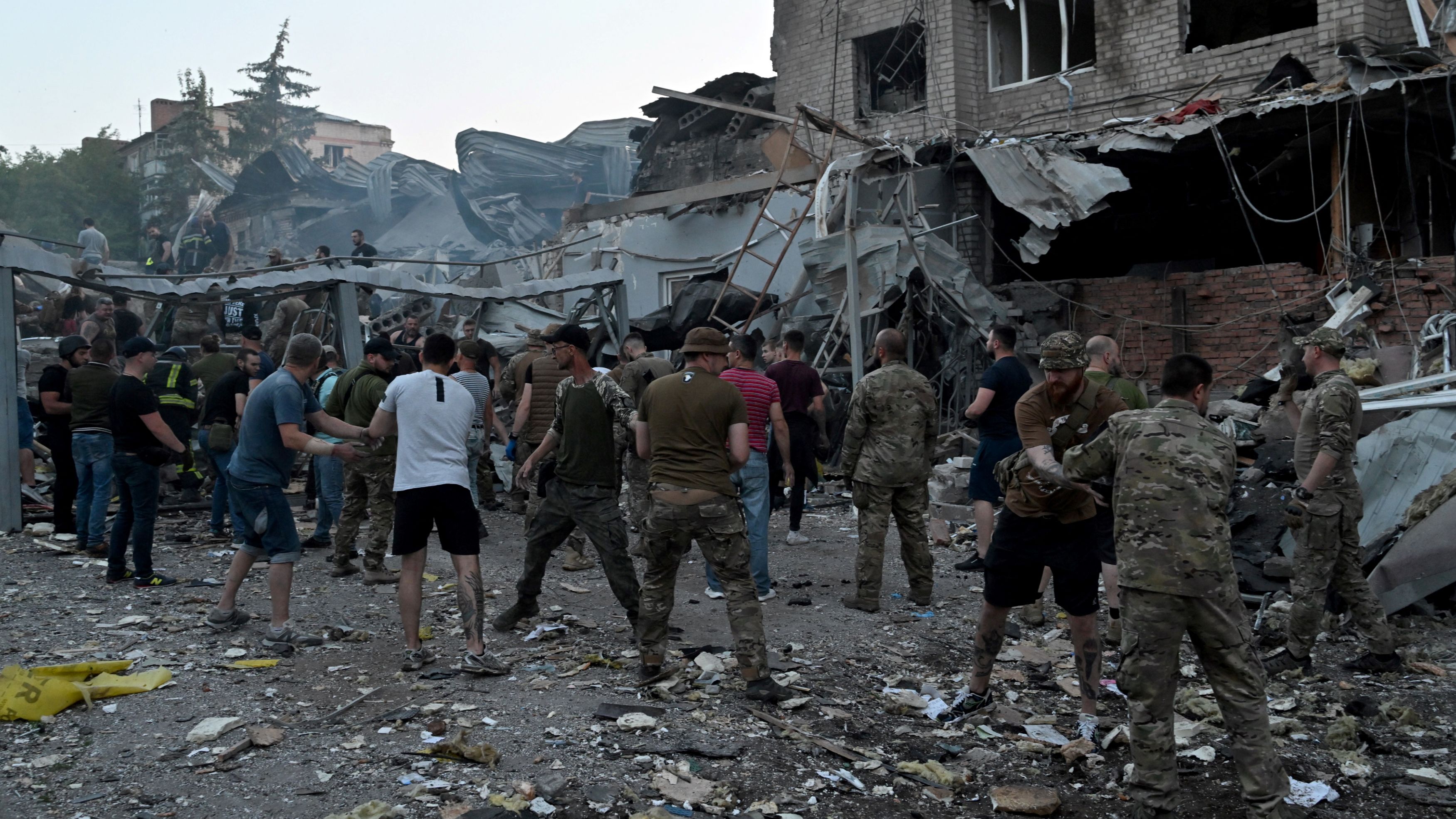 Rescuers and volunteers work to rescue people after the missile strike in Kramatorsk./ Genya Savilov/AFP