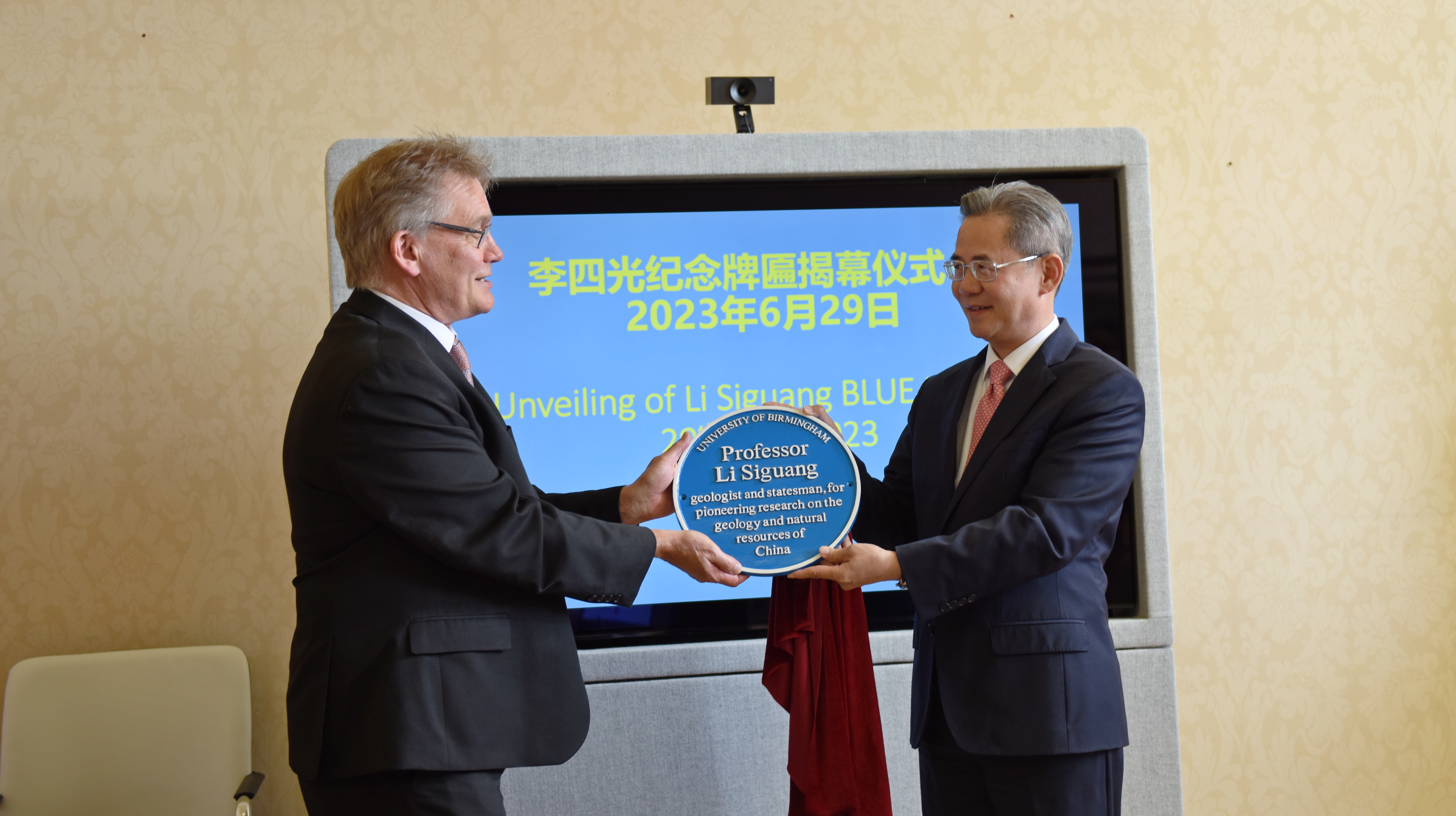 Blue plaque unveiled for the University's Chinese alumni Li Siguang to mark his pioneering research on the geology. /CGTN Photo