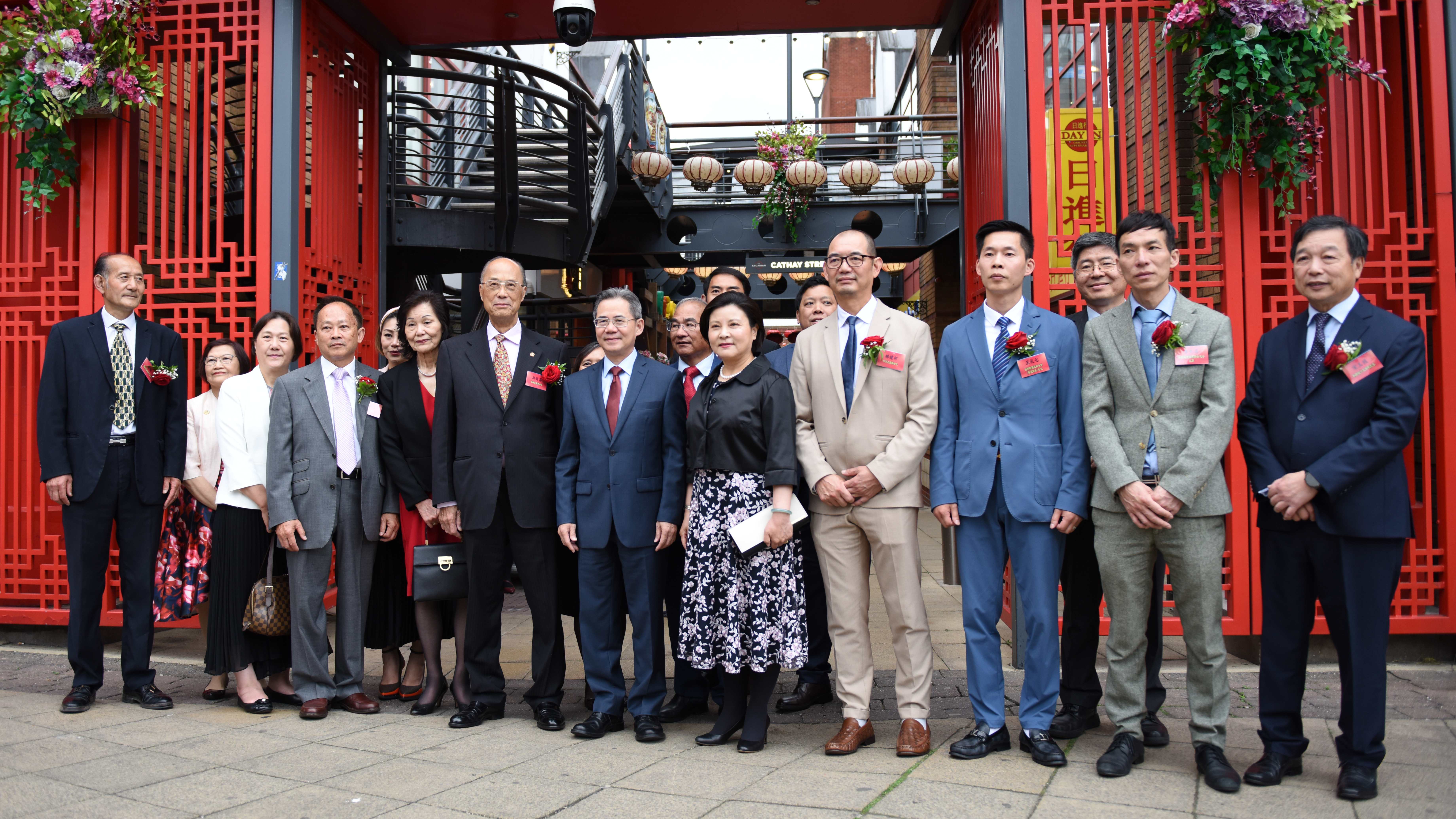 Family photo of the ambassador and members of the overseas Chinese community. /CGTN Photo