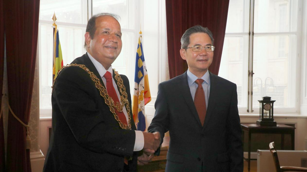 China's ambassador to the UK Zheng Zeguang shook hands with Birmingham Lord Mayor Chaman Lal. /Chinese Embassy in the UK