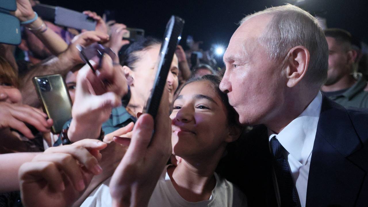 Russian President Vladimir Putin kisses a supporter in the southern Russian region of Dagestan. /Sputnik/Gavriil Grigorov/Kremlin/Reuters