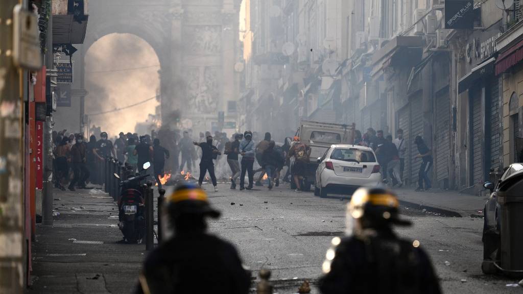Protesters clash with riot police in Marseille over the police killing of a teenage boy in a Paris suburb. /Christophe Simon/AFP