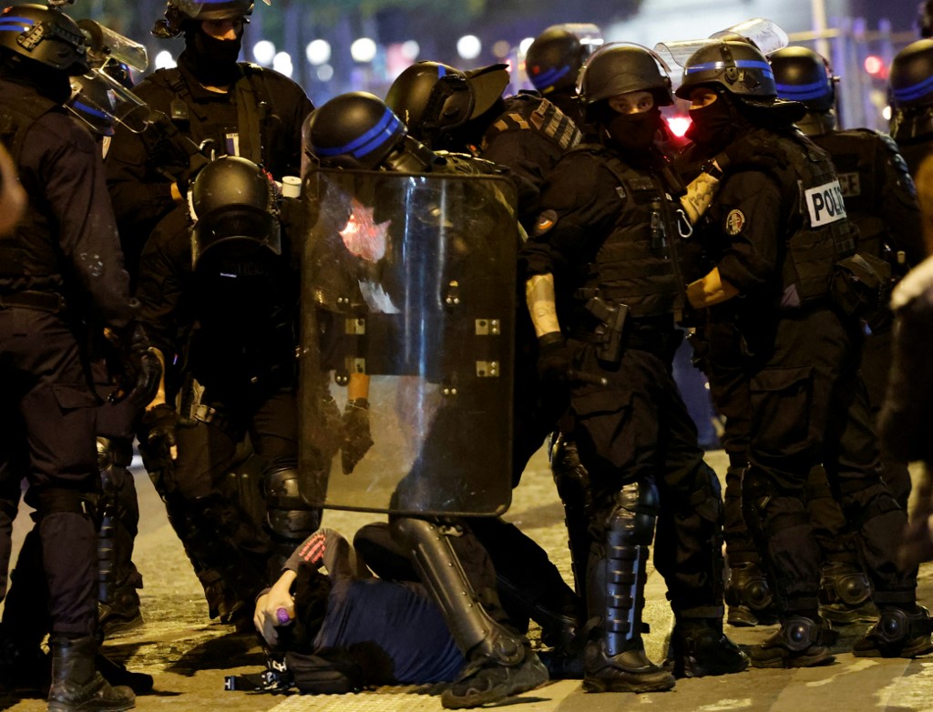 French police officers detain a demonstrator in Paris. /Ludovic Marin/AFP