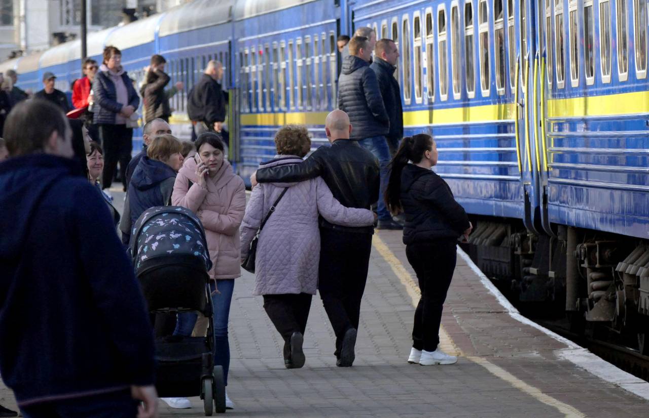 Passengers wait to board a train to travel in Odesa. /Igor Tkachenko/Reuters