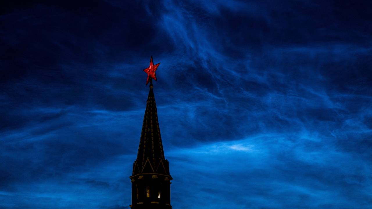 Noctilucent clouds are seen over the tower of Moscow's Kremlin. /Maxim Shemetov/Reuters