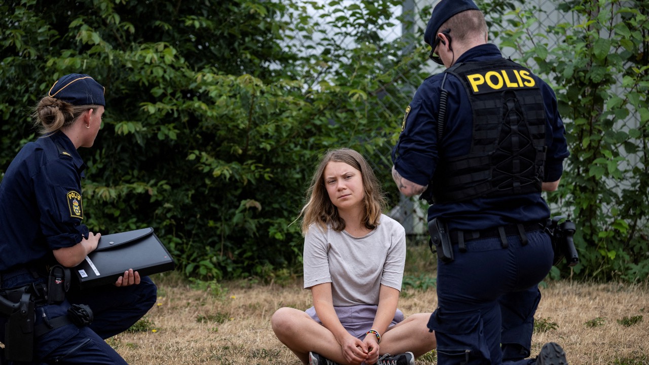 Police talk to Greta Thunberg as they move climate activists from the organization Ta Tillbaka Framtiden, who were blocking the entrance to Oljehamnen in Malmo, Sweden, on June 19, 2023. /TT News Agency/Johan Nilsson/Reuters