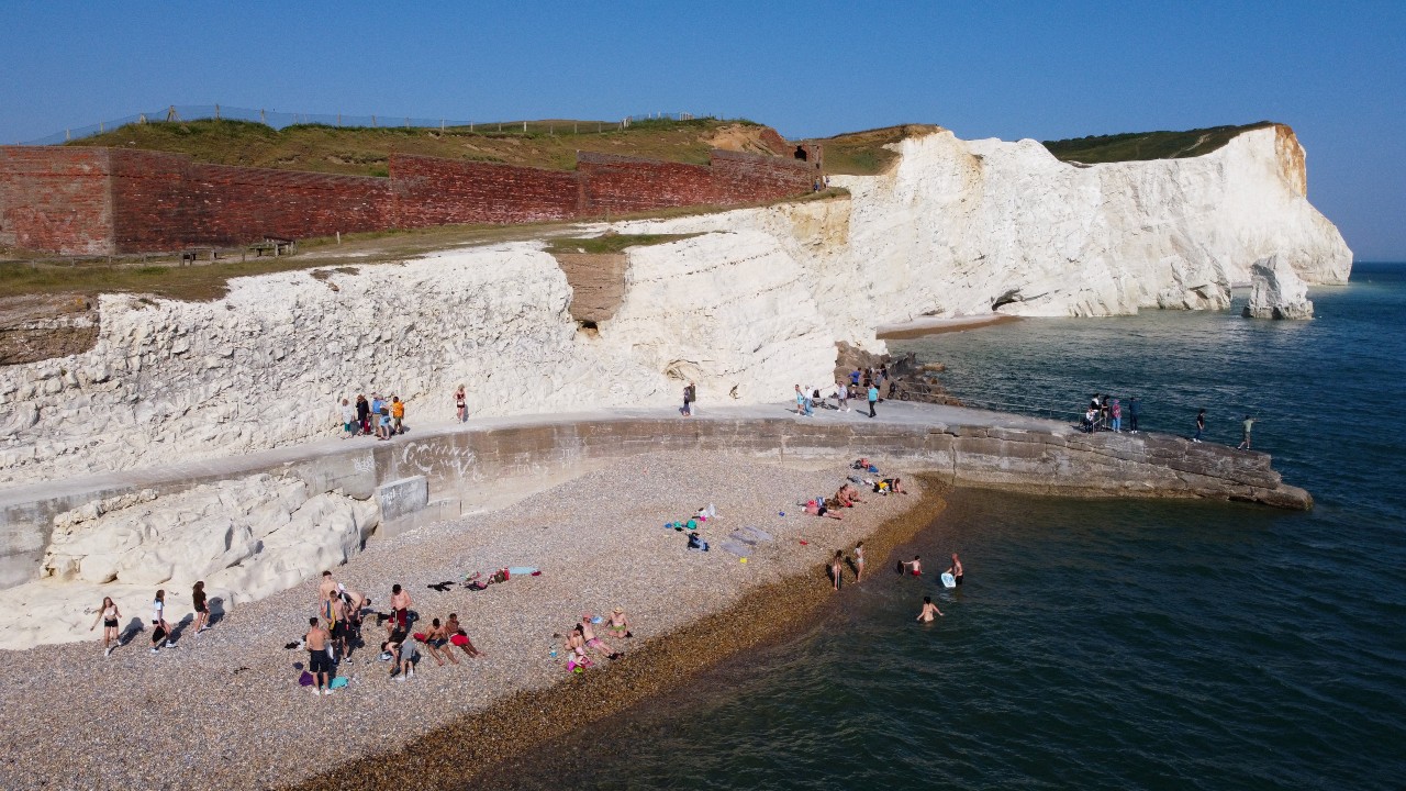 Rising temperatures have driven Britons to the beach – but there is increasd cancer risk. /Carlos Jasso/Reuters