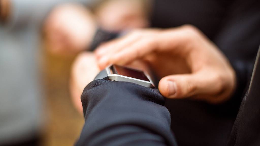 New research suggests smartwatches can track data that allows AI to find Parkinson's disease seven years before obvious symptoms appear. /alvarez/Getty Creative/CFP