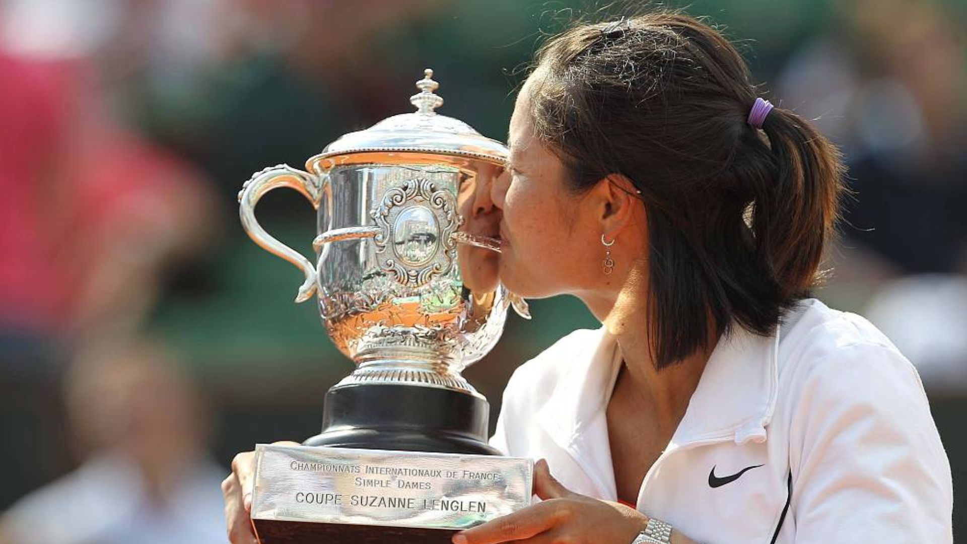 Li Na celebrates winning the 2011 French Open women's single title. /imago/Panoramic. 