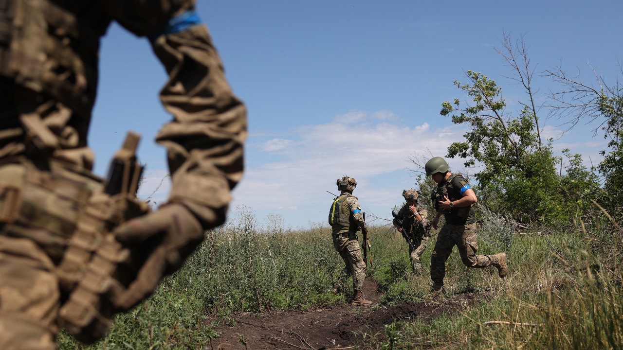 Ukrainian soldiers of the 22nd mechanized brigade operate at a recaptured position near Klyshchiivka village, south of Bakhmut, Donetsk region. /Anatolii Stepanov/AFP