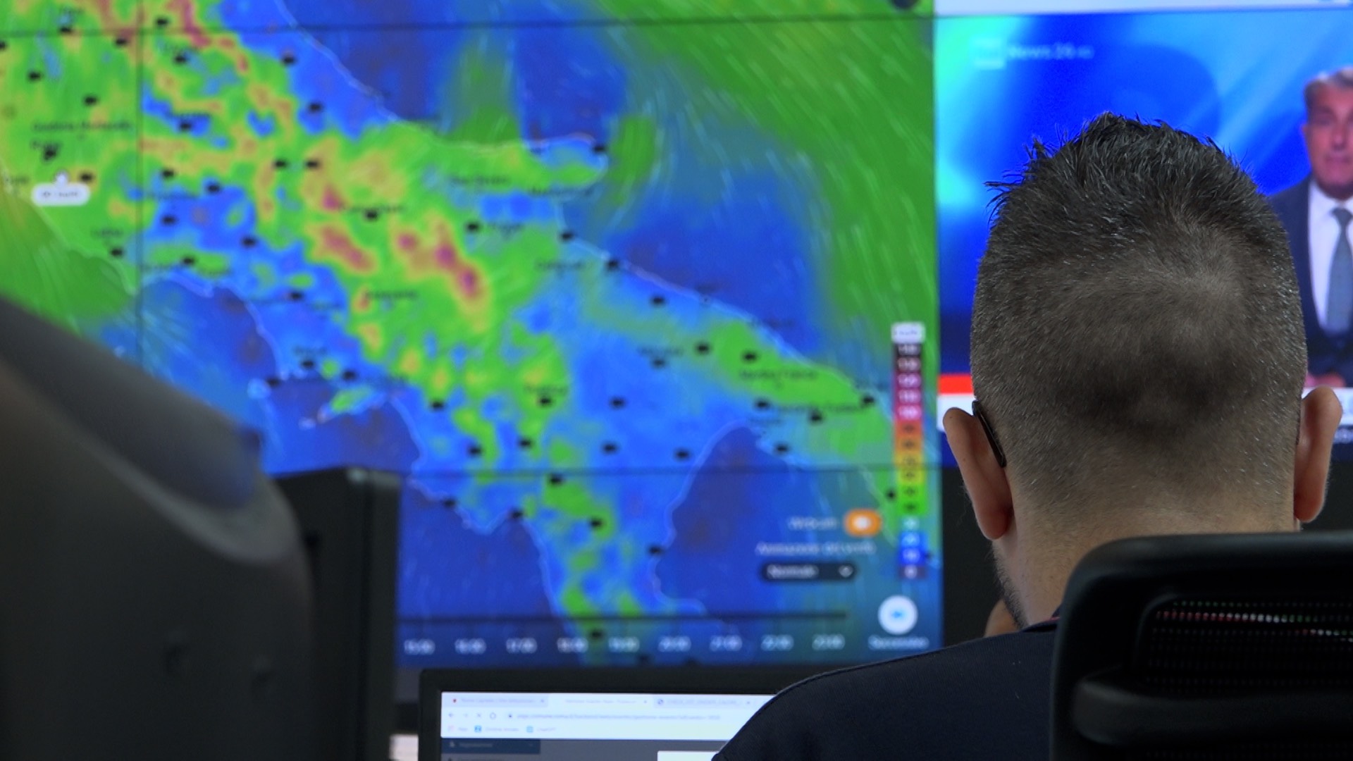 An officer monitors weather conditions at Rome's civil protection agency. /CGTN