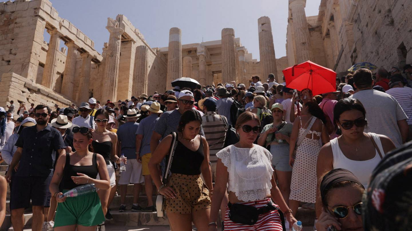 由于热浪，希腊当局在高峰时段关闭了雅典著名的卫城。  /路易莎·弗拉迪/路透社