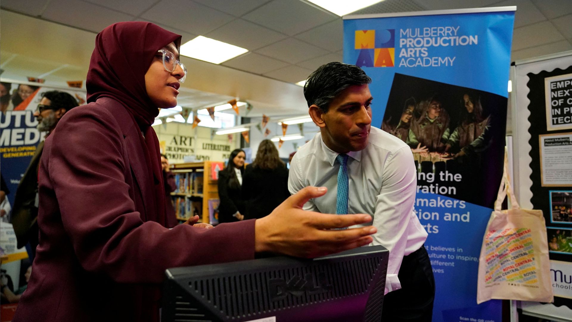 UK Prime Minister Rishi Sunak meets students as he visits a London school  on Monday. /Alberto Pezzali/Pool