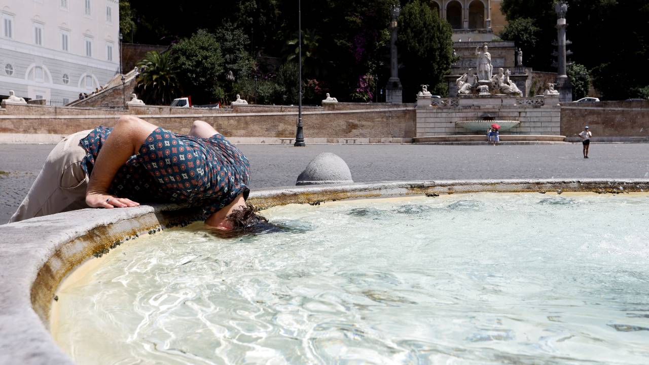 A person cools off at the Piazza del Popolo, during a heatwave across Italy. /Remo Casilli/Reuters